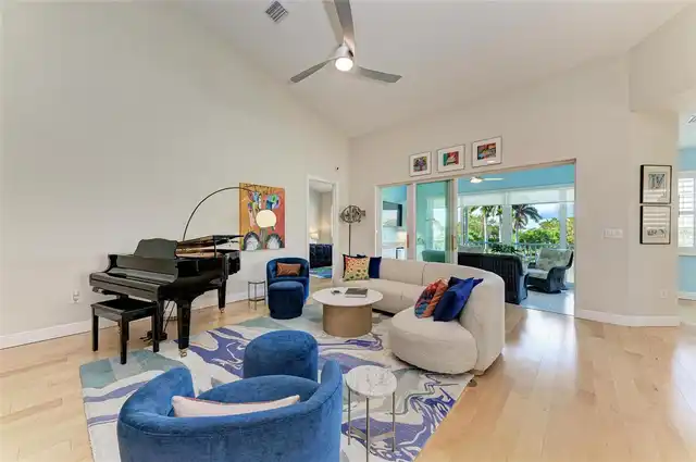 Listing Photo 12