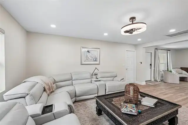 Listing Photo 12