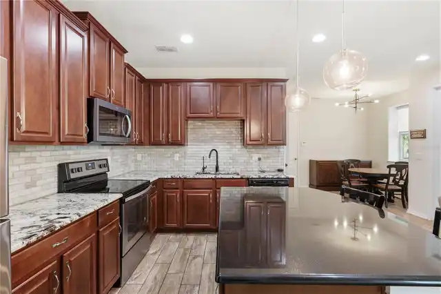 Listing Photo 10