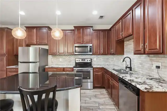 Listing Photo 11