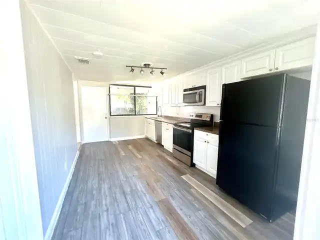 Listing Photo 10