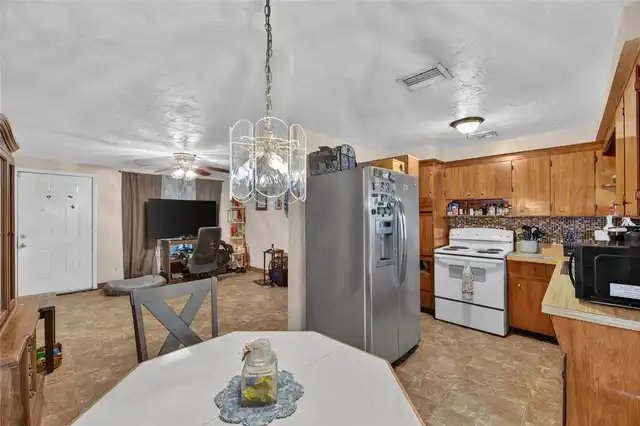 Listing Photo 12