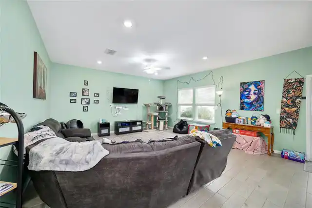 Listing Photo 10