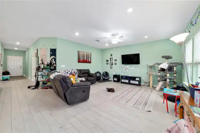 Listing Photo 12