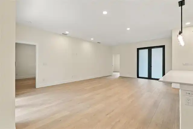 Listing Photo 9