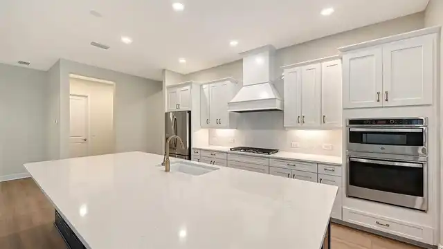 Listing Photo 12