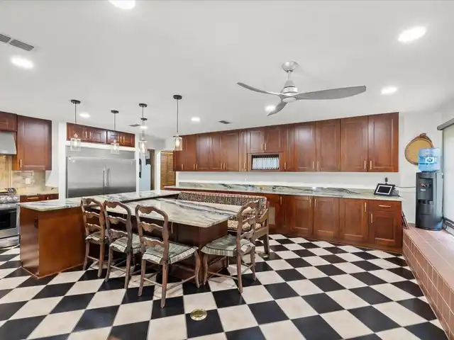 Listing Photo 8