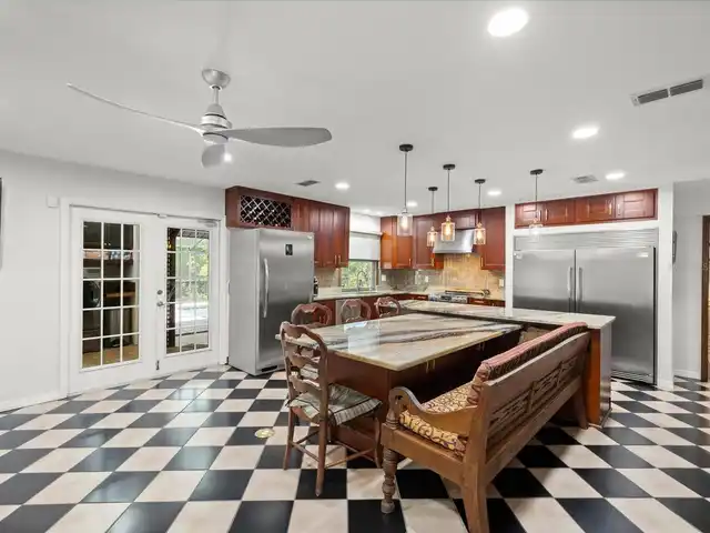 Listing Photo 10