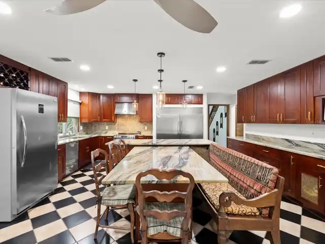 Listing Photo 11