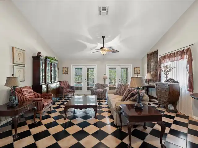 Listing Photo 18
