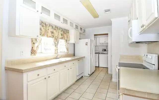 Listing Photo 9