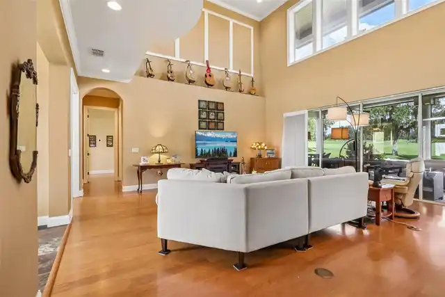 Listing Photo 11