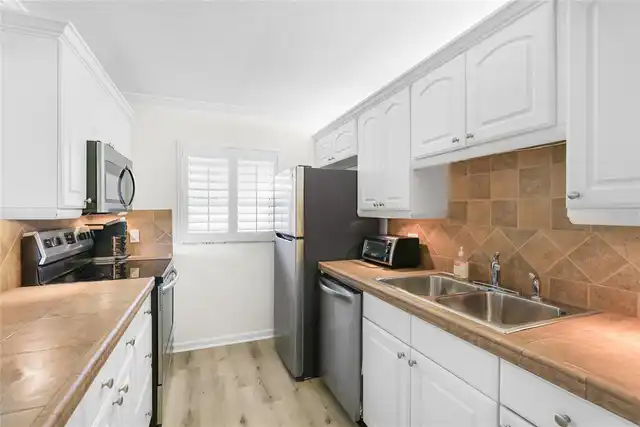 Listing Photo 12