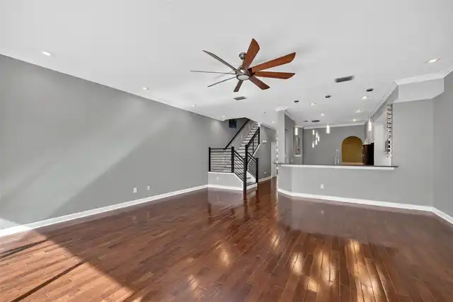 Listing Photo 11
