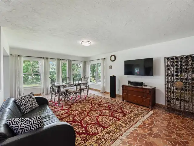 Listing Photo 11