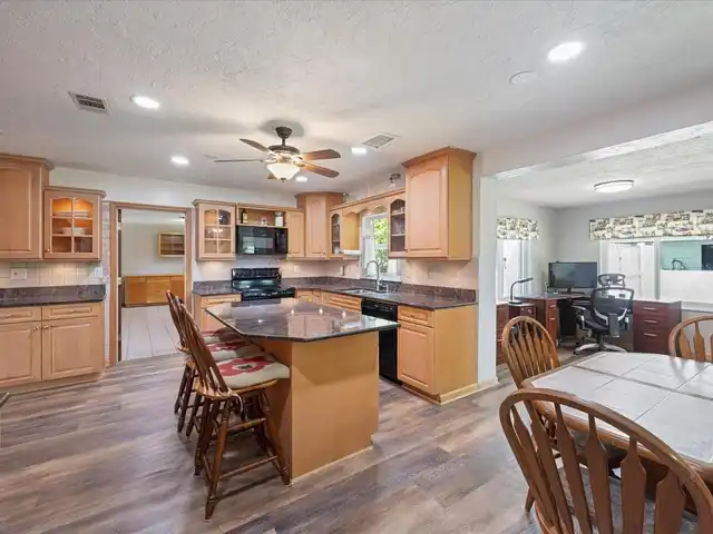 Listing Photo 16