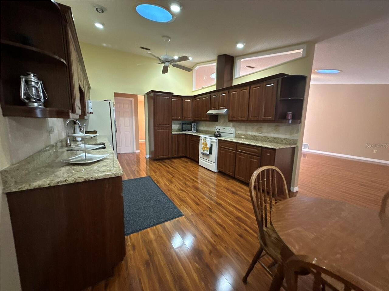 Listing Photo 12