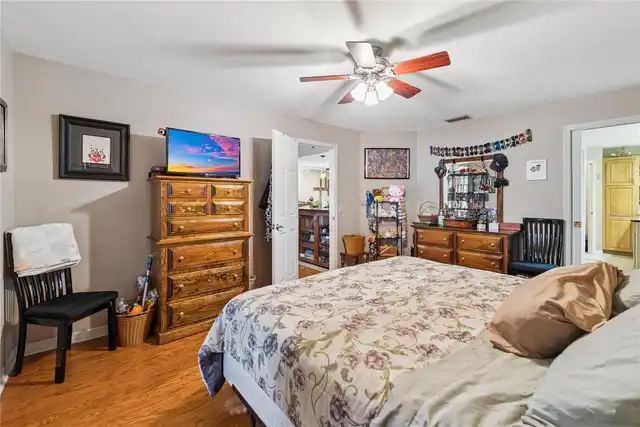 Listing Photo 12