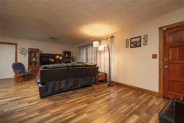 Listing Photo 8