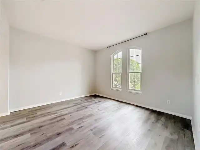 Listing Photo 10