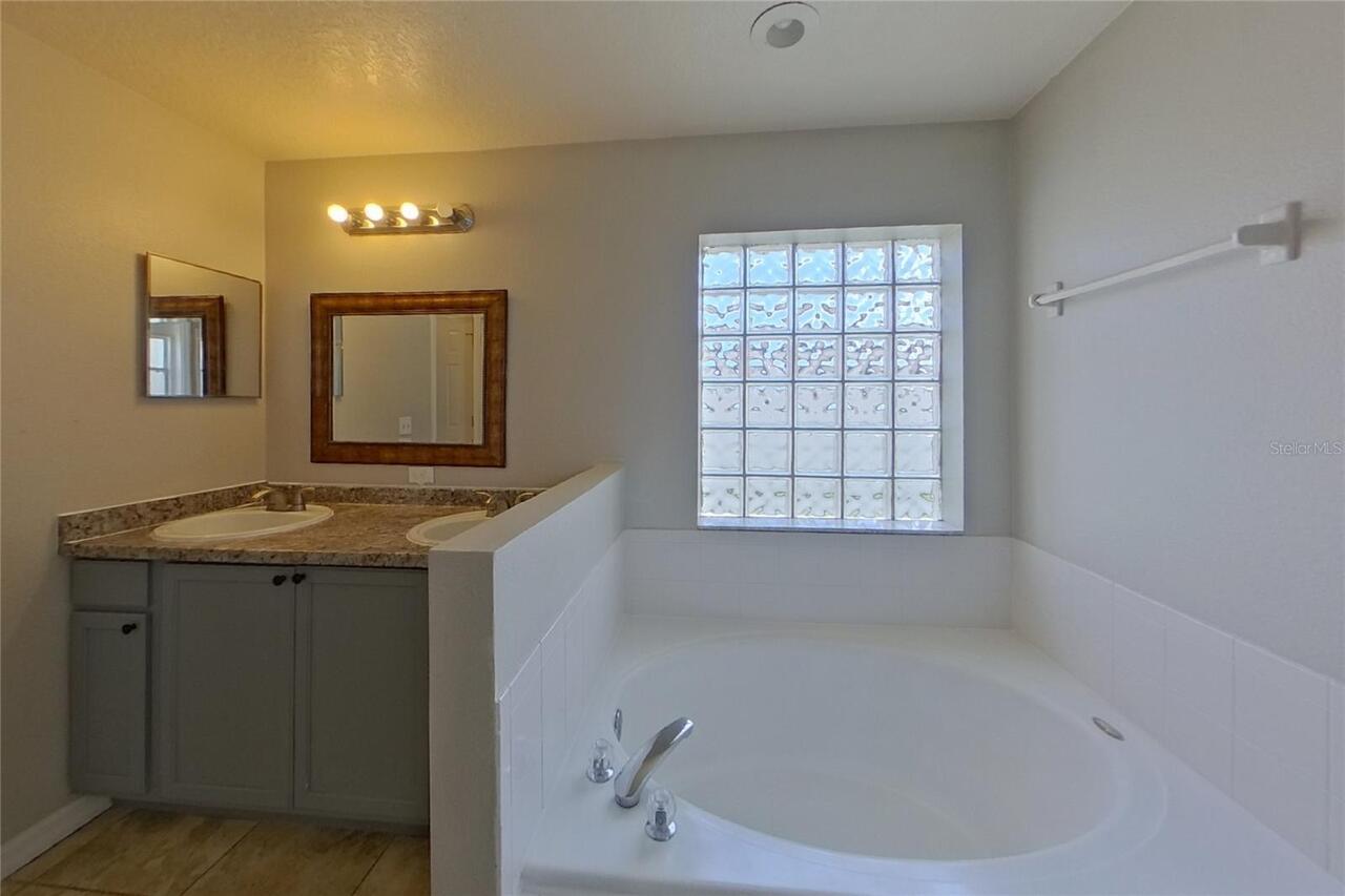 Listing Photo 11