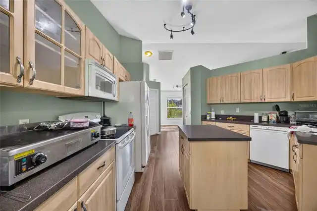 Listing Photo 8