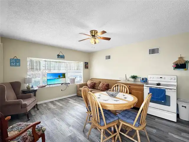 Listing Photo 12