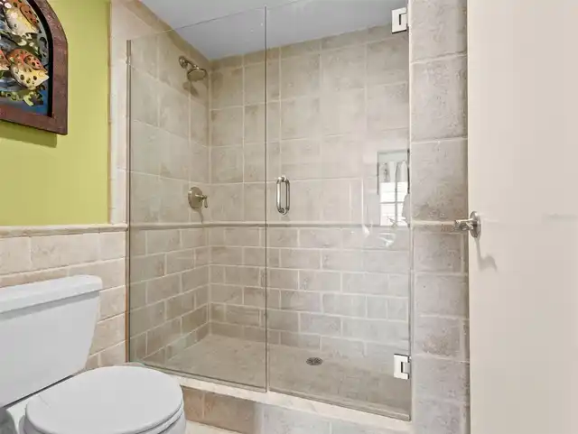 Listing Photo 11