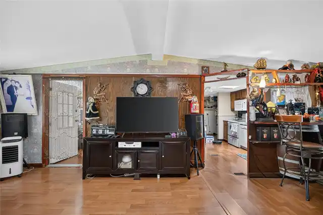 Listing Photo 8
