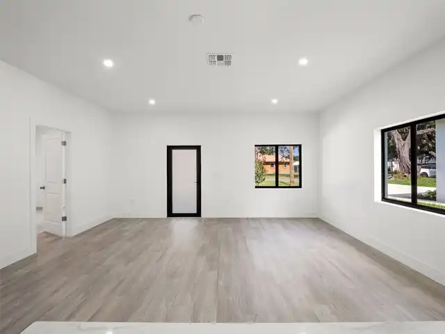 Listing Photo 8