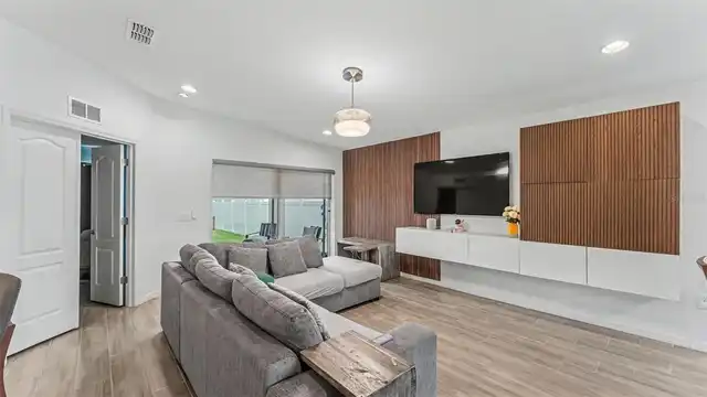 Listing Photo 9