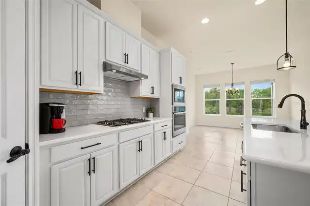 Listing Photo 12