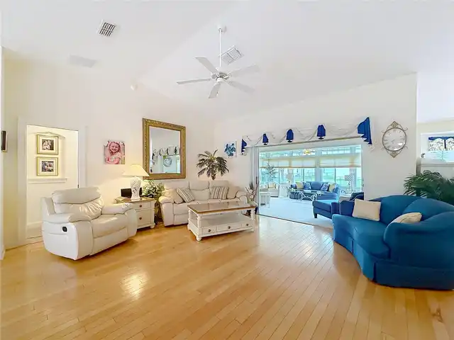 Listing Photo 12
