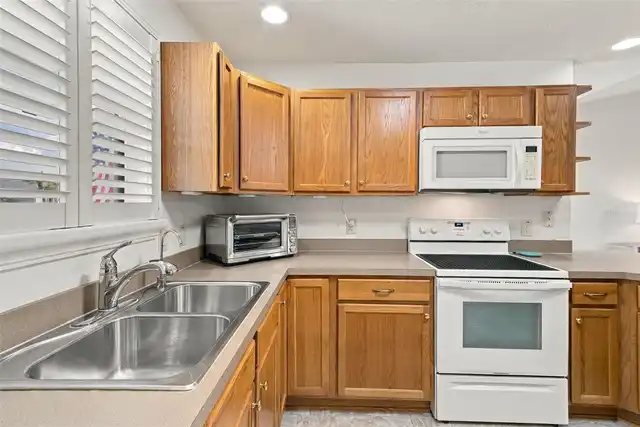 Listing Photo 12
