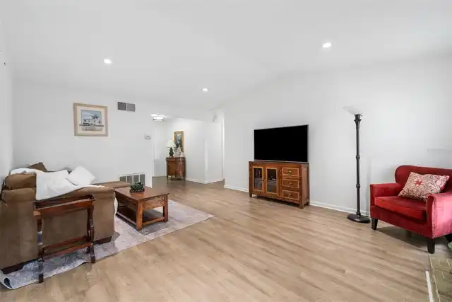 Listing Photo 6