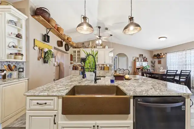 Listing Photo 11