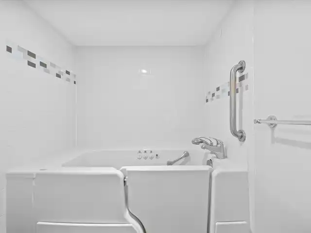 Listing Photo 11