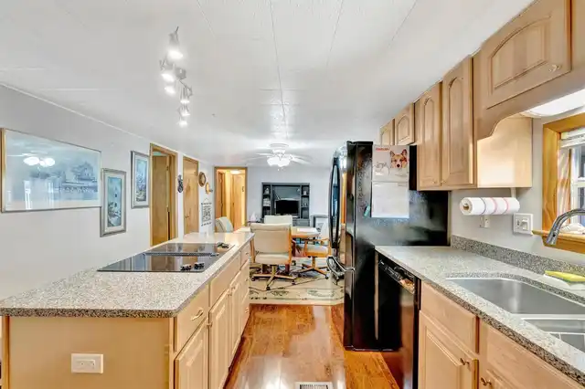 Listing Photo 9