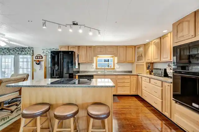 Listing Photo 12