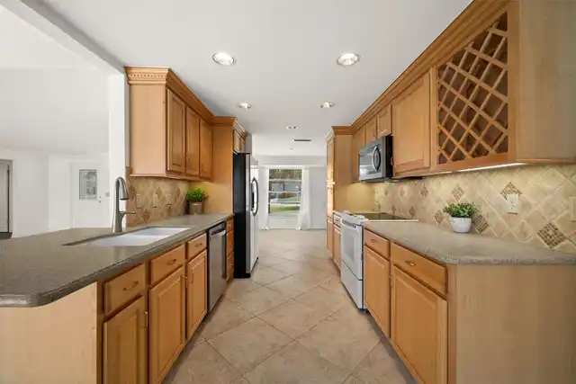 Listing Photo 17