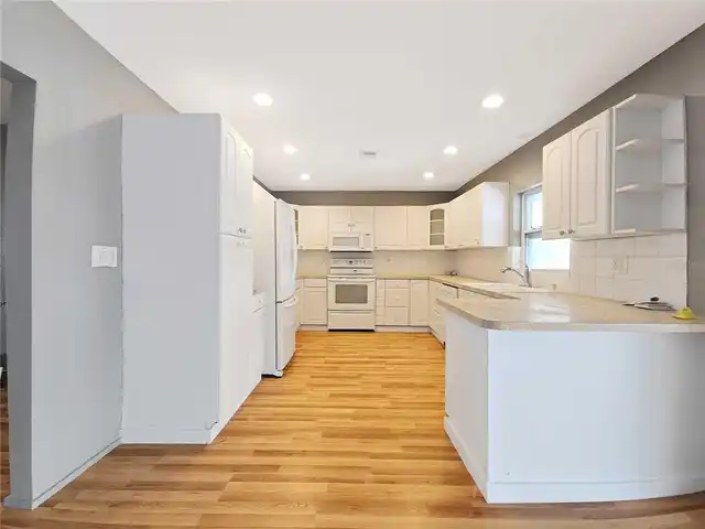 Listing Photo 10
