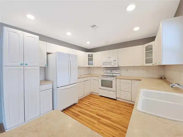 Listing Photo 11