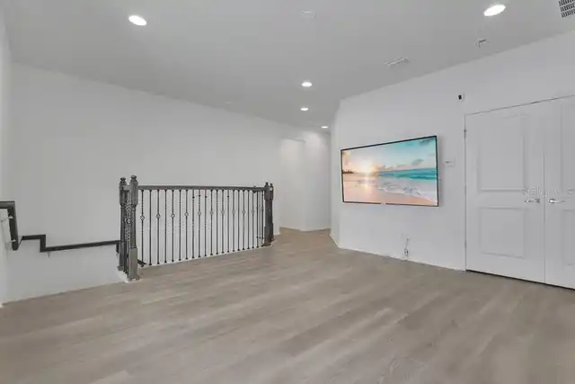 Listing Photo 11