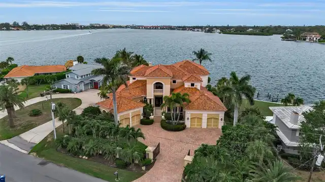 5BR, Home, 4BA, $4,950,000
Read More