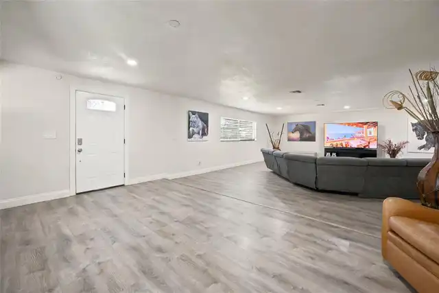 Listing Photo 12