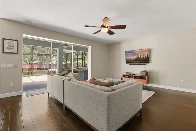 Listing Photo 12