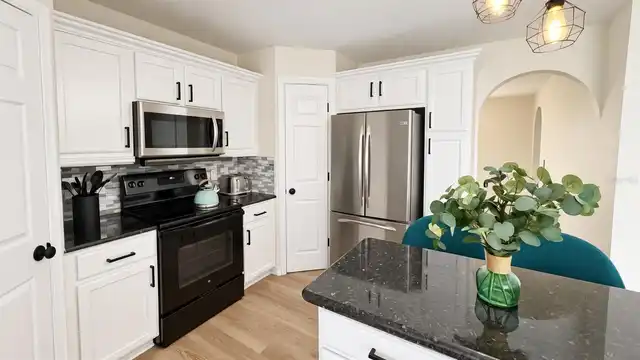 Listing Photo 11