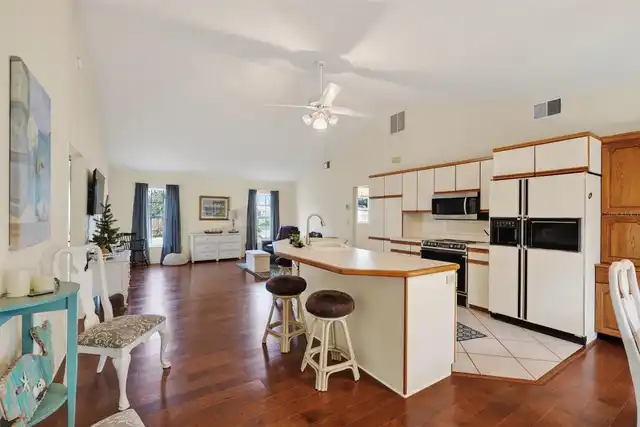 Listing Photo 11