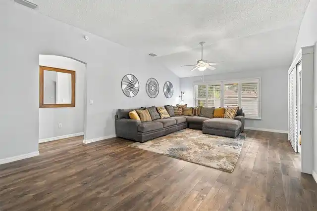 Listing Photo 11