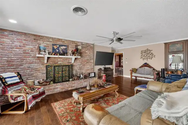 Listing Photo 12